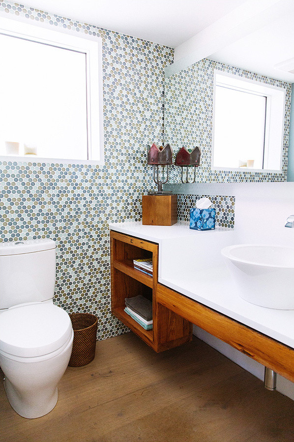 Idee per una stanza da bagno padronale moderna di medie dimensioni con nessun'anta, ante bianche, piastrelle a mosaico, top in quarzo composito e top bianco