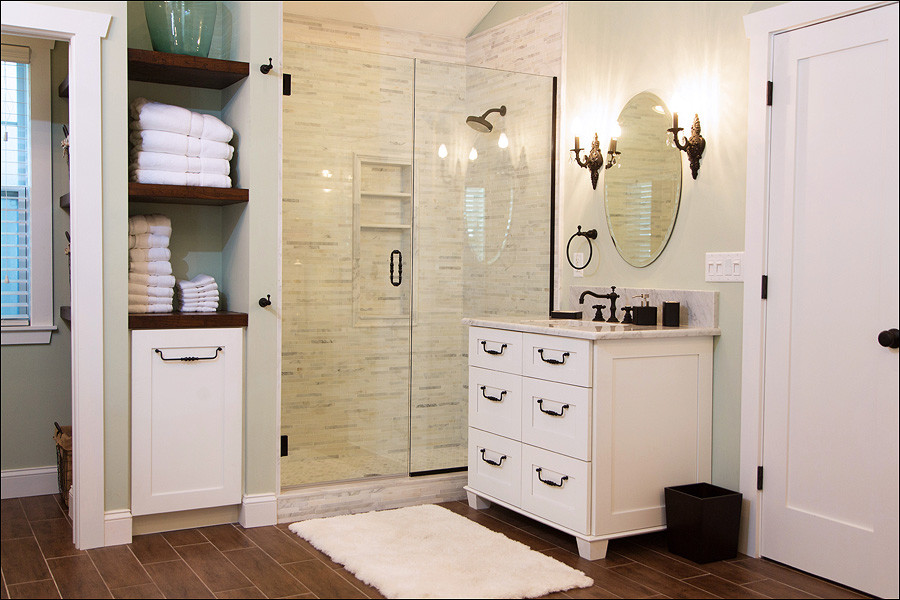 Idéer för ett mellanstort maritimt en-suite badrum, med möbel-liknande, vita skåp, ett fristående badkar, en dusch i en alkov, vita väggar, klinkergolv i keramik, ett nedsänkt handfat, marmorbänkskiva, brunt golv och dusch med skjutdörr