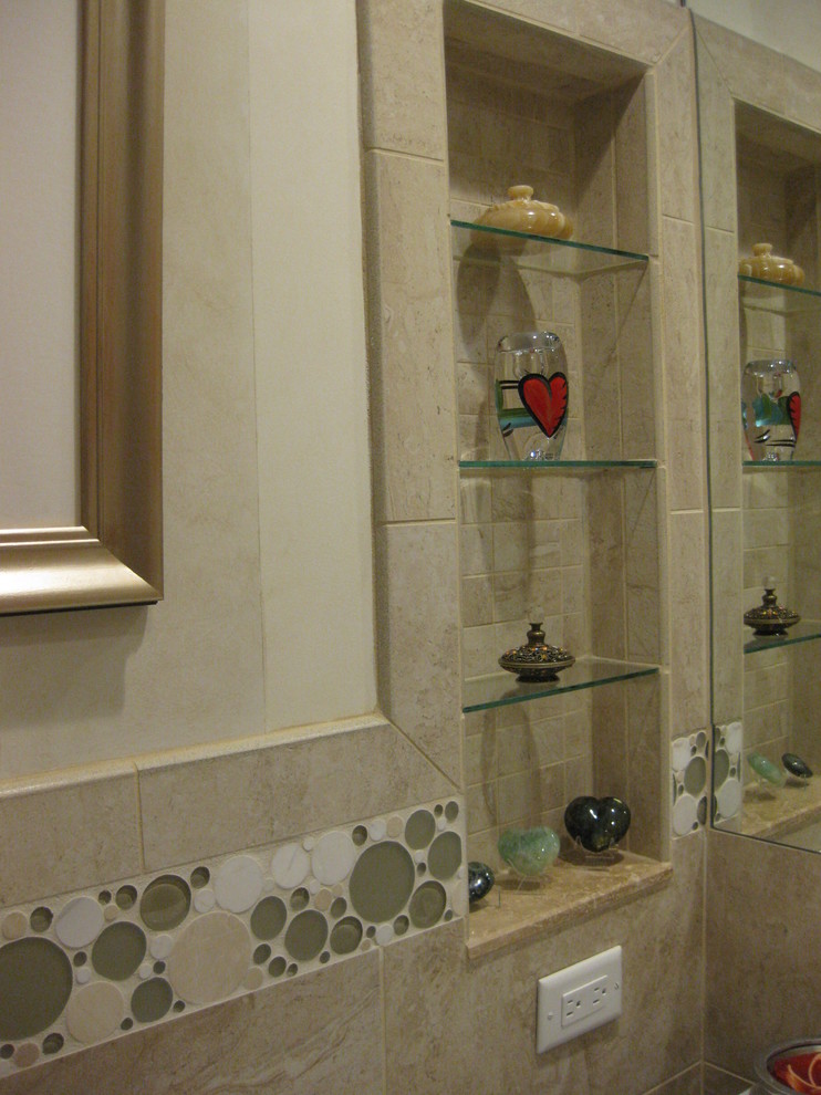Inredning av ett eklektiskt mellanstort badrum, med ett piedestal handfat, en dusch i en alkov, beige kakel, porslinskakel, klinkergolv i porslin och beige väggar