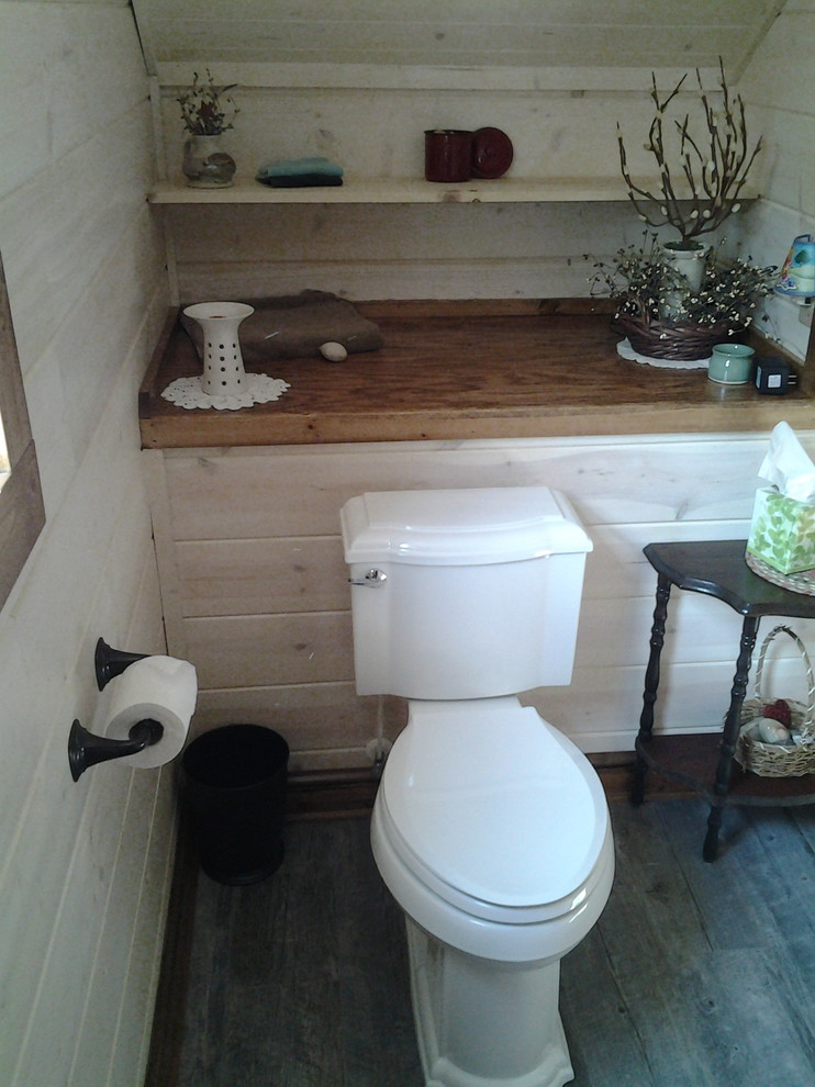 Immagine di una stanza da bagno stile rurale di medie dimensioni con ante a filo, ante in legno bruno, WC a due pezzi, pareti bianche, pavimento in legno massello medio, lavabo a bacinella e top in granito