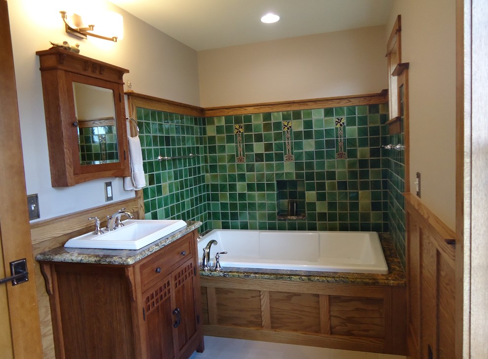 Cette photo montre une grande salle de bain principale craftsman en bois clair avec un placard à porte shaker, une baignoire posée, une douche d'angle, WC à poser, un carrelage vert, des carreaux de céramique, un mur multicolore, un sol en carrelage de céramique, un lavabo posé et un plan de toilette en granite.