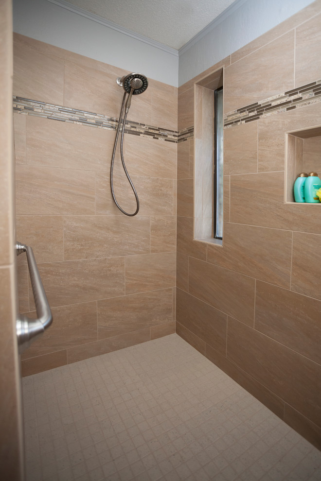 Bild på ett mellanstort vintage en-suite badrum, med en öppen dusch, beige kakel och porslinskakel