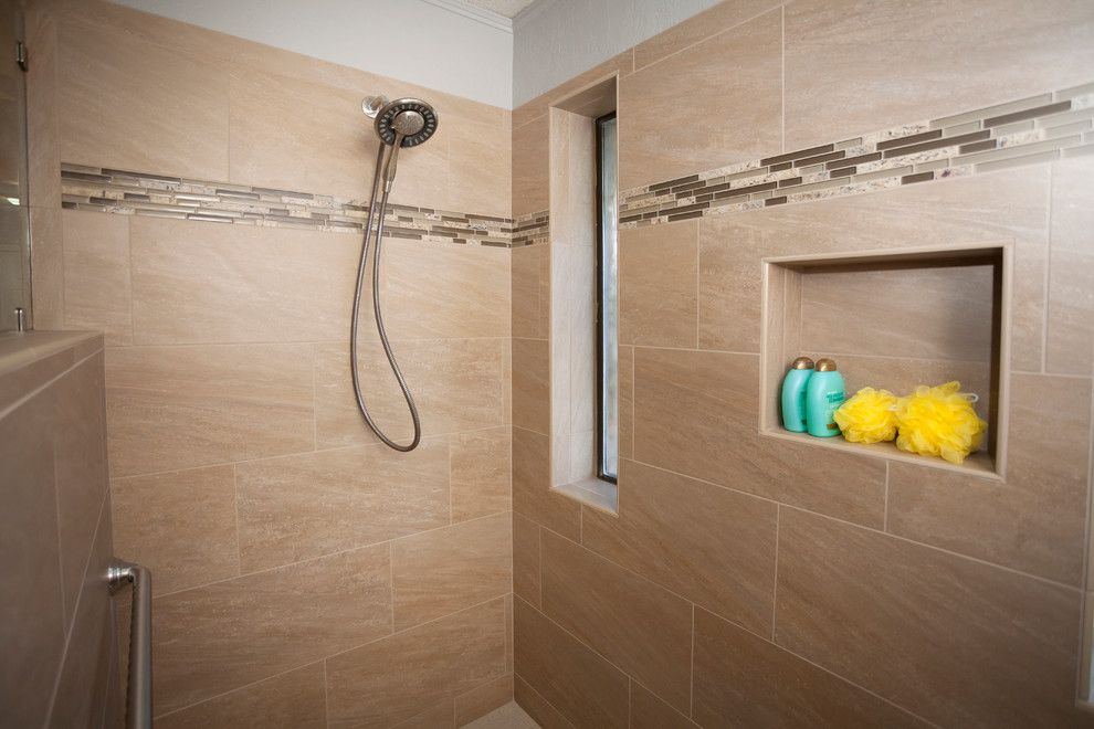 Inredning av ett klassiskt mellanstort en-suite badrum, med en öppen dusch, beige kakel och porslinskakel
