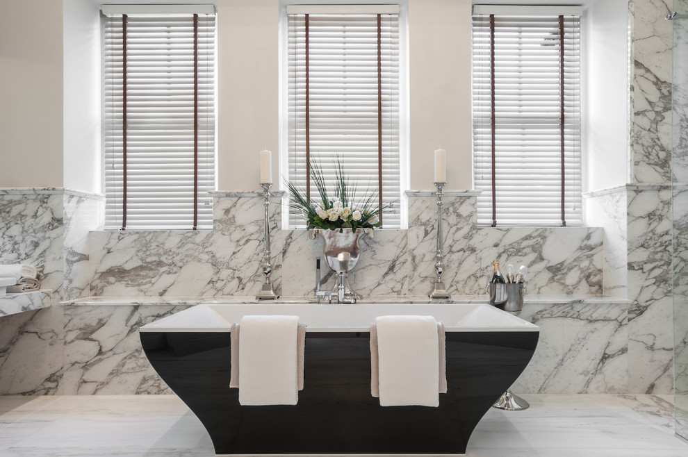 Inspiration för klassiska badrum, med ett fristående badkar