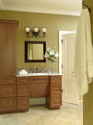 Cette photo montre une salle de bain principale chic en bois brun de taille moyenne avec un placard avec porte à panneau encastré, une douche à l'italienne, un carrelage beige, du carrelage en pierre calcaire, un mur beige, un sol en calcaire, un sol beige et aucune cabine.