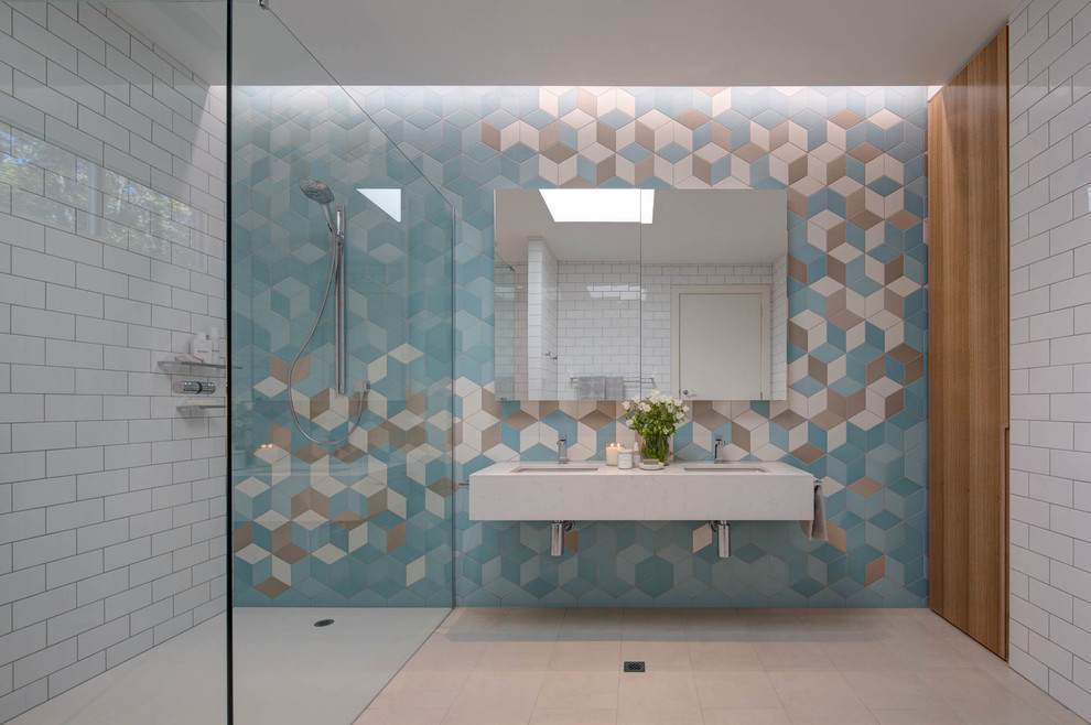 Großes Modernes Badezimmer En Suite mit Keramikfliesen, blauer Wandfarbe, Keramikboden, Quarzwerkstein-Waschtisch und farbigen Fliesen in Melbourne