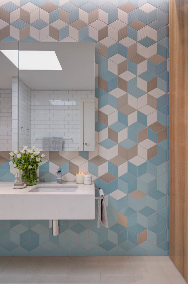 Großes Modernes Badezimmer En Suite mit farbigen Fliesen, Keramikfliesen, blauer Wandfarbe, Keramikboden und Quarzwerkstein-Waschtisch in Melbourne