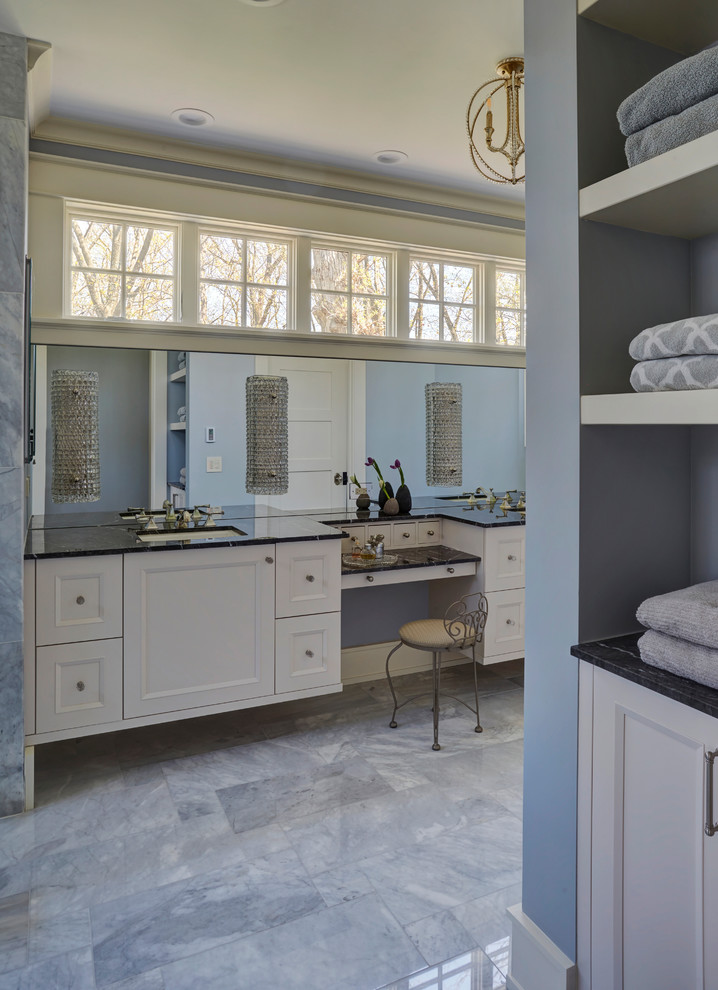 Exemple d'une grande salle de bain principale chic avec un placard à porte shaker, des portes de placard blanches, un mur bleu, un sol en marbre, un lavabo encastré, un plan de toilette en granite, un sol gris et un plan de toilette noir.