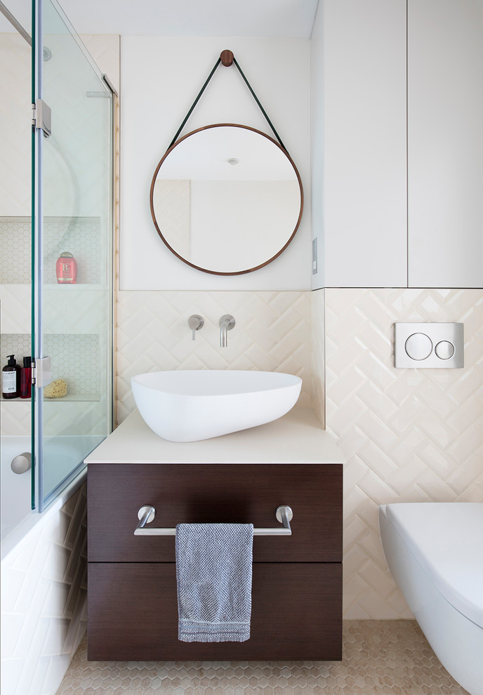 Retro Badezimmer mit flächenbündigen Schrankfronten, braunen Schränken, beigen Fliesen, weißer Wandfarbe und Aufsatzwaschbecken in London
