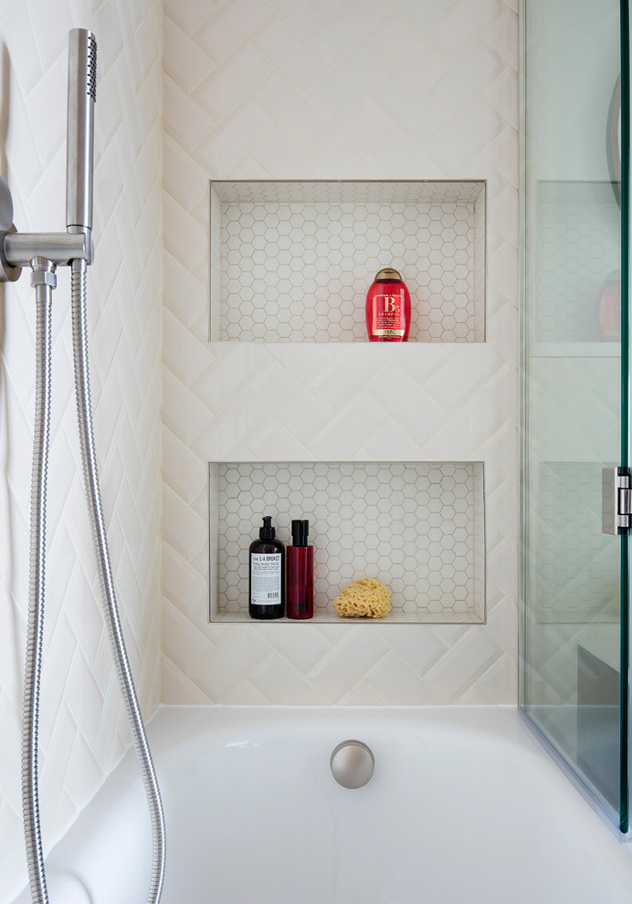 На фото: ванная комната среднего размера в стиле ретро с стеклянными фасадами, коричневыми фасадами, накладной ванной, открытым душем, инсталляцией, бежевой плиткой, бежевыми стенами, душевой кабиной, подвесной раковиной и открытым душем с
