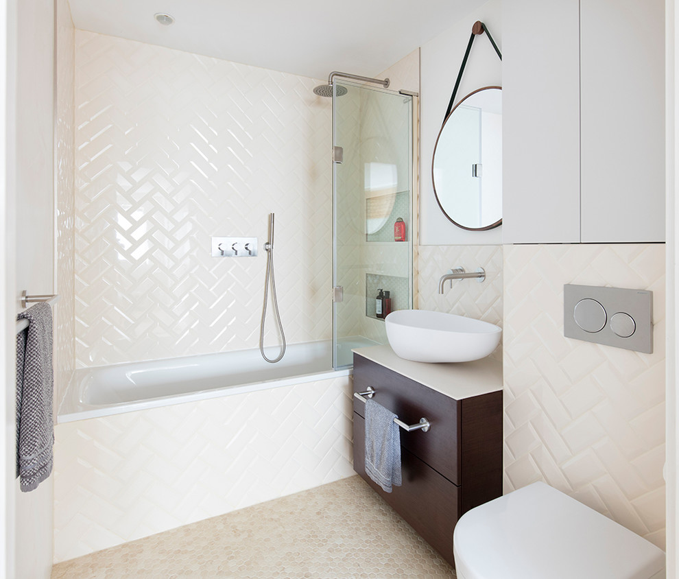 Пример оригинального дизайна: ванная комната среднего размера в стиле ретро с стеклянными фасадами, коричневыми фасадами, накладной ванной, открытым душем, инсталляцией, бежевой плиткой, бежевыми стенами, душевой кабиной, подвесной раковиной и открытым душем