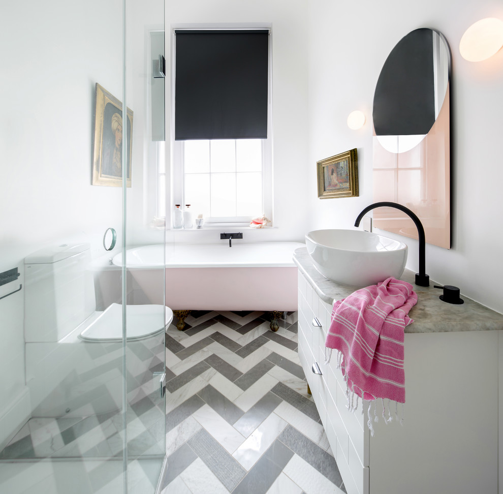 Пример оригинального дизайна: главная ванная комната в современном стиле с плоскими фасадами, белыми фасадами, ванной на ножках, угловым душем, белыми стенами, настольной раковиной, серым полом и душем с распашными дверями