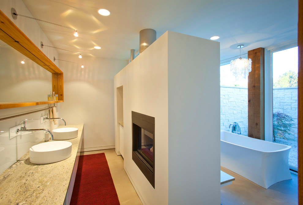 Idée de décoration pour une salle de bain minimaliste avec une vasque et une baignoire indépendante.