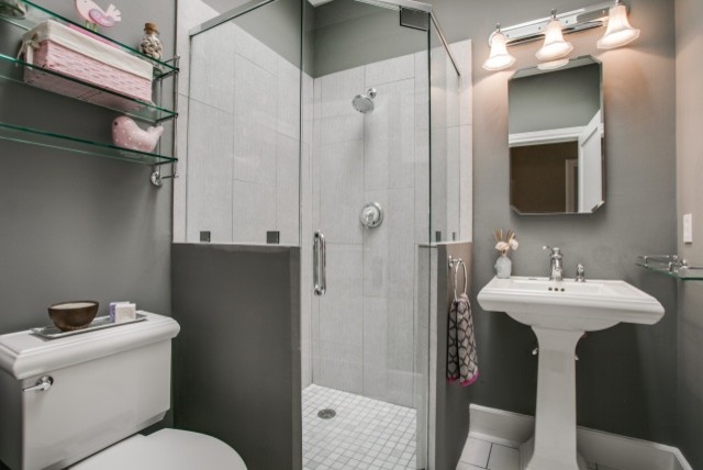 Inspiration för ett mellanstort funkis badrum för barn, med ett piedestal handfat, grå kakel, porslinskakel, grå väggar och klinkergolv i keramik