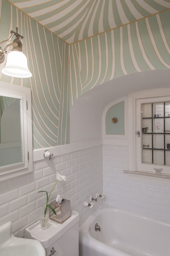 Bild på ett mellanstort funkis badrum med dusch, med ett badkar i en alkov, vit kakel, tunnelbanekakel, vita väggar och ett väggmonterat handfat