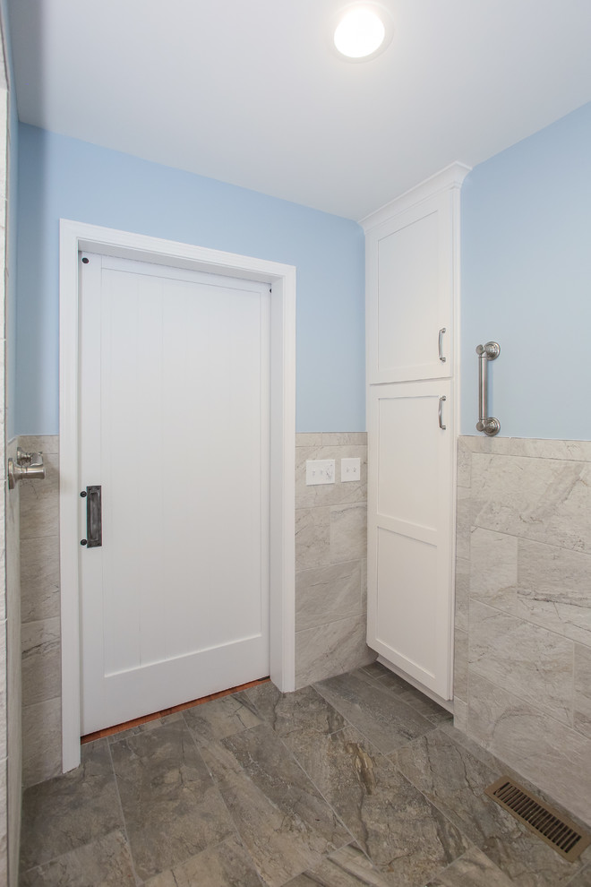 Идея дизайна: ванная комната среднего размера в стиле неоклассика (современная классика) с фасадами островного типа, белыми фасадами, душем в нише, раздельным унитазом, серой плиткой, керамогранитной плиткой, синими стенами, полом из керамогранита, душевой кабиной, врезной раковиной, столешницей из искусственного кварца, серым полом, открытым душем и белой столешницей