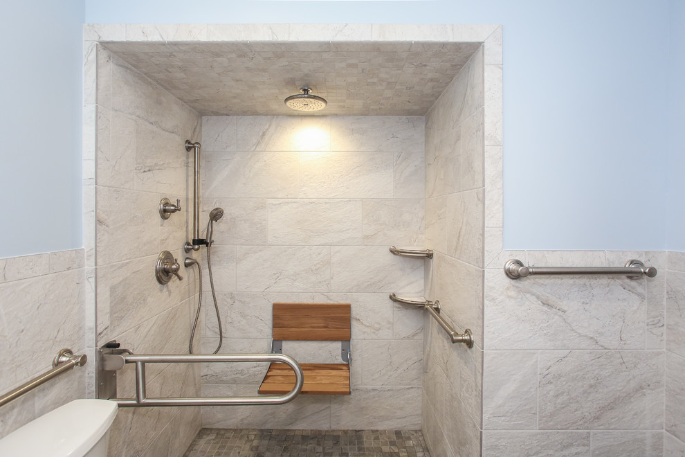 На фото: ванная комната среднего размера в стиле неоклассика (современная классика) с фасадами островного типа, белыми фасадами, душем в нише, раздельным унитазом, серой плиткой, керамогранитной плиткой, синими стенами, полом из керамогранита, душевой кабиной, врезной раковиной, столешницей из искусственного кварца, серым полом, открытым душем и белой столешницей с