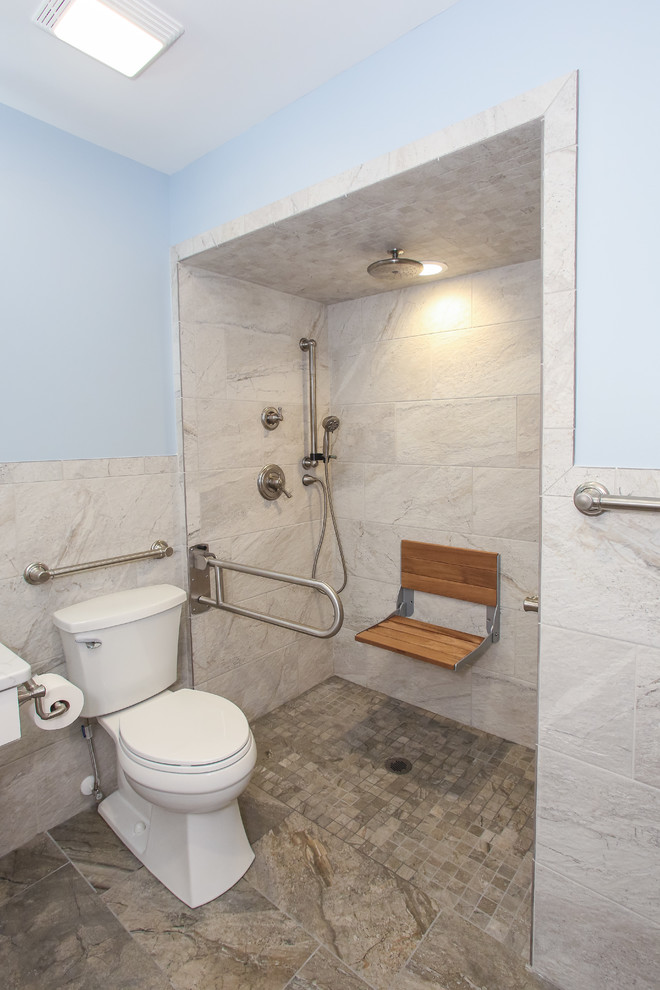 Idéer för att renovera ett mellanstort vintage vit vitt badrum med dusch, med möbel-liknande, vita skåp, en kantlös dusch, en toalettstol med separat cisternkåpa, grå kakel, porslinskakel, blå väggar, klinkergolv i porslin, ett undermonterad handfat, bänkskiva i kvarts, grått golv och med dusch som är öppen