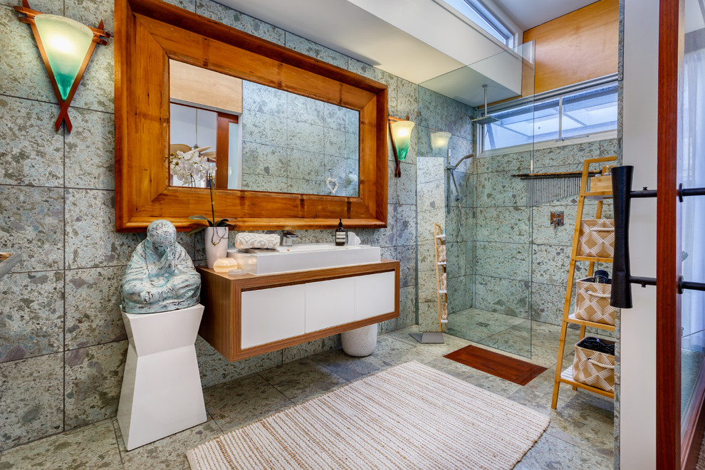 Idéer för att renovera ett orientaliskt en-suite badrum, med skåp i ljust trä