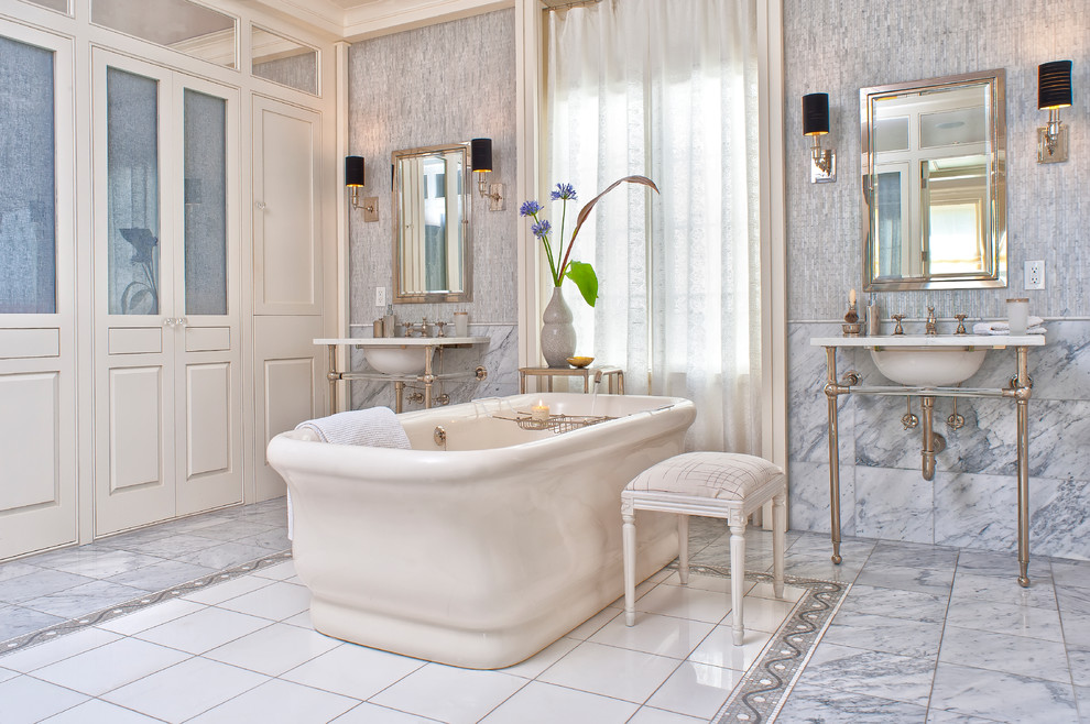 На фото: ванная комната в классическом стиле с отдельно стоящей ванной и консольной раковиной