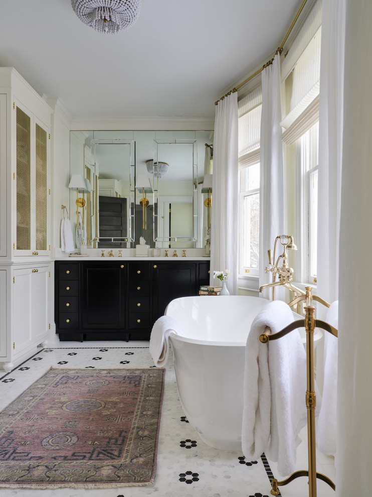 Идея дизайна: ванная комната в классическом стиле с фасадами с утопленной филенкой, черными фасадами, отдельно стоящей ванной, белыми стенами, полом из мозаичной плитки, врезной раковиной, белым полом и белой столешницей