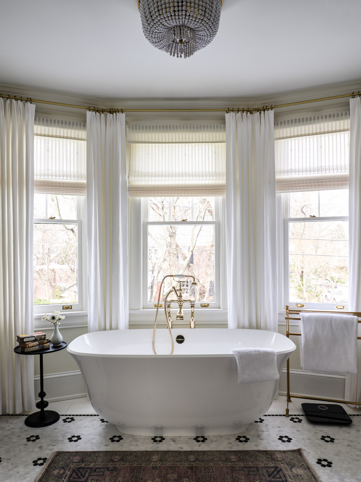 Ispirazione per una stanza da bagno tradizionale con vasca freestanding, pareti bianche, pavimento con piastrelle a mosaico e pavimento bianco