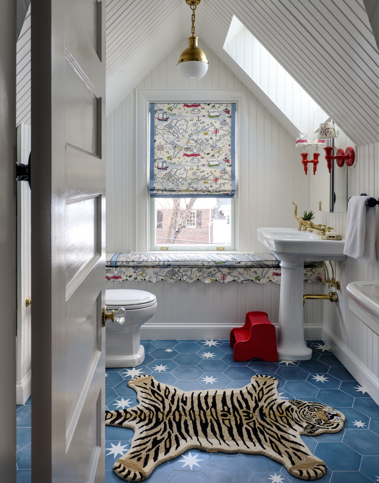 Modelo de cuarto de baño infantil clásico con paredes blancas, lavabo con pedestal y suelo azul