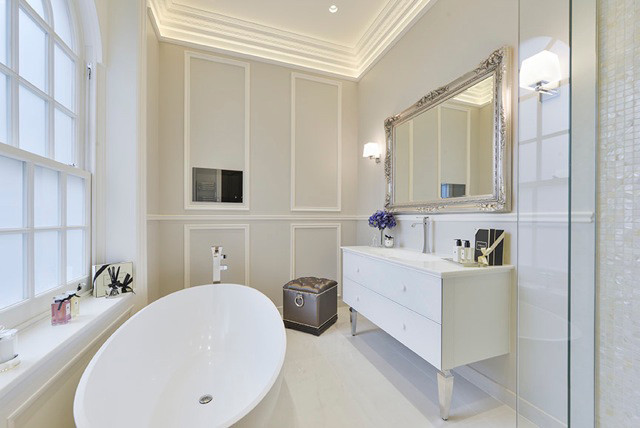 Ejemplo de cuarto de baño contemporáneo con lavabo encastrado, armarios tipo mueble, puertas de armario blancas y bañera exenta