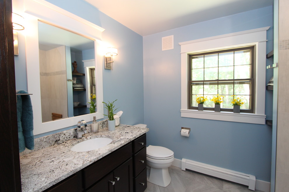 Идея дизайна: большая ванная комната в стиле фьюжн с врезной раковиной, фасадами с утопленной филенкой, искусственно-состаренными фасадами, столешницей из гранита, душем в нише, раздельным унитазом, серой плиткой, керамогранитной плиткой, синими стенами, полом из керамогранита и душевой кабиной