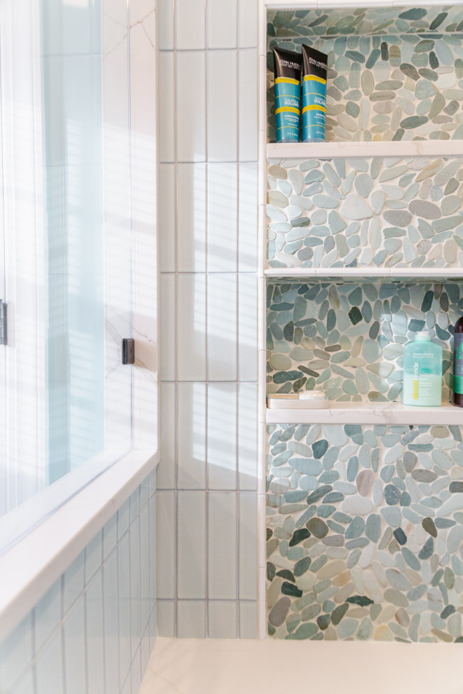 На фото: маленькая главная ванная комната в морском стиле с фасадами с выступающей филенкой, светлыми деревянными фасадами, душем в нише, раздельным унитазом, зеленой плиткой, керамогранитной плиткой, зелеными стенами, полом из керамогранита, врезной раковиной, столешницей из искусственного кварца, бежевым полом, душем с распашными дверями, белой столешницей, сиденьем для душа, тумбой под одну раковину и встроенной тумбой для на участке и в саду с