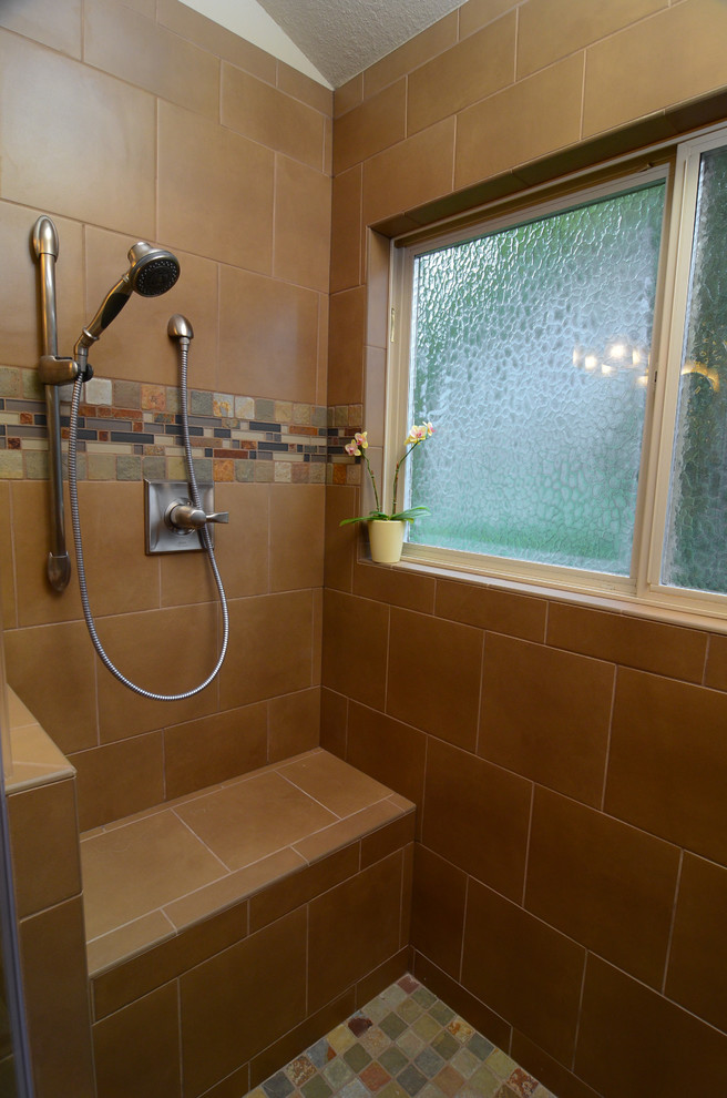 Exempel på ett amerikanskt badrum, med ett undermonterad handfat, skåp i shakerstil, skåp i mellenmörkt trä, granitbänkskiva, en dusch i en alkov, flerfärgad kakel och beige väggar