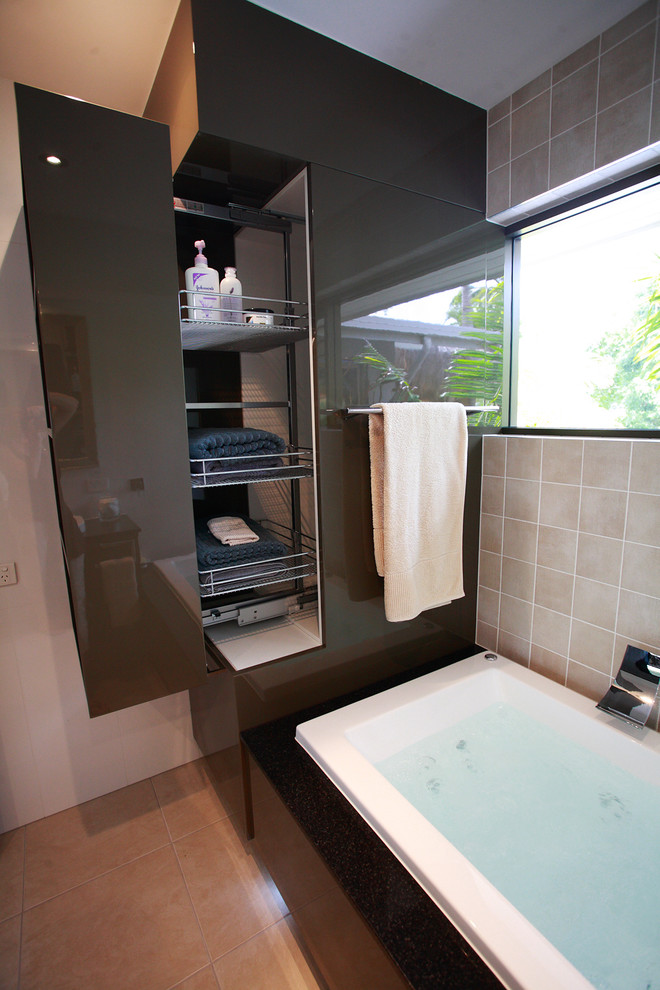 Modelo de cuarto de baño rectangular moderno de tamaño medio con bañera encastrada, baldosas y/o azulejos beige, paredes blancas, suelo de travertino y suelo beige