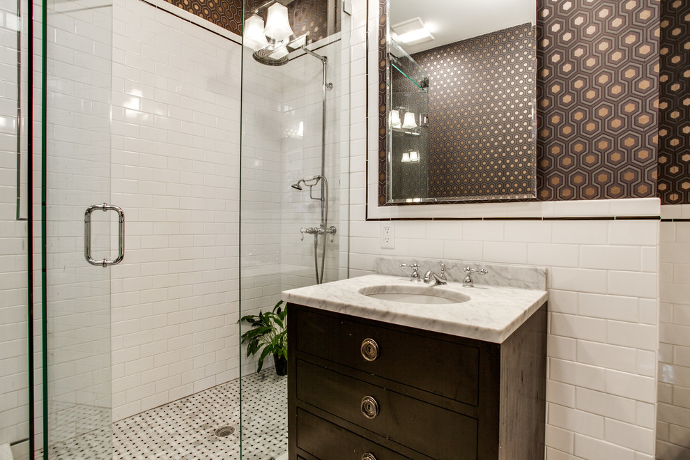 Bild på ett mellanstort vintage badrum med dusch, med möbel-liknande, skåp i slitet trä, ett badkar med tassar, en dusch i en alkov, vit kakel, tunnelbanekakel, flerfärgade väggar, marmorgolv, ett undermonterad handfat och marmorbänkskiva