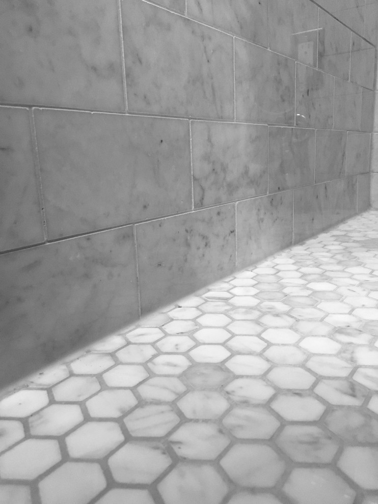 Kleines Modernes Duschbad mit offenen Schränken, Toilette mit Aufsatzspülkasten, grauen Fliesen, Marmorfliesen, Marmorboden, Aufsatzwaschbecken, Marmor-Waschbecken/Waschtisch und grauem Boden in Sonstige