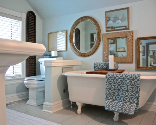 Exemple d'une salle de bain éclectique avec une baignoire sur pieds, un mur bleu et parquet peint.