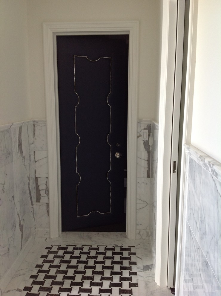 Exempel på ett mellanstort klassiskt badrum med dusch, med svart kakel, svart och vit kakel, grå kakel, vit kakel, stenkakel, vita väggar, marmorgolv och marmorbänkskiva