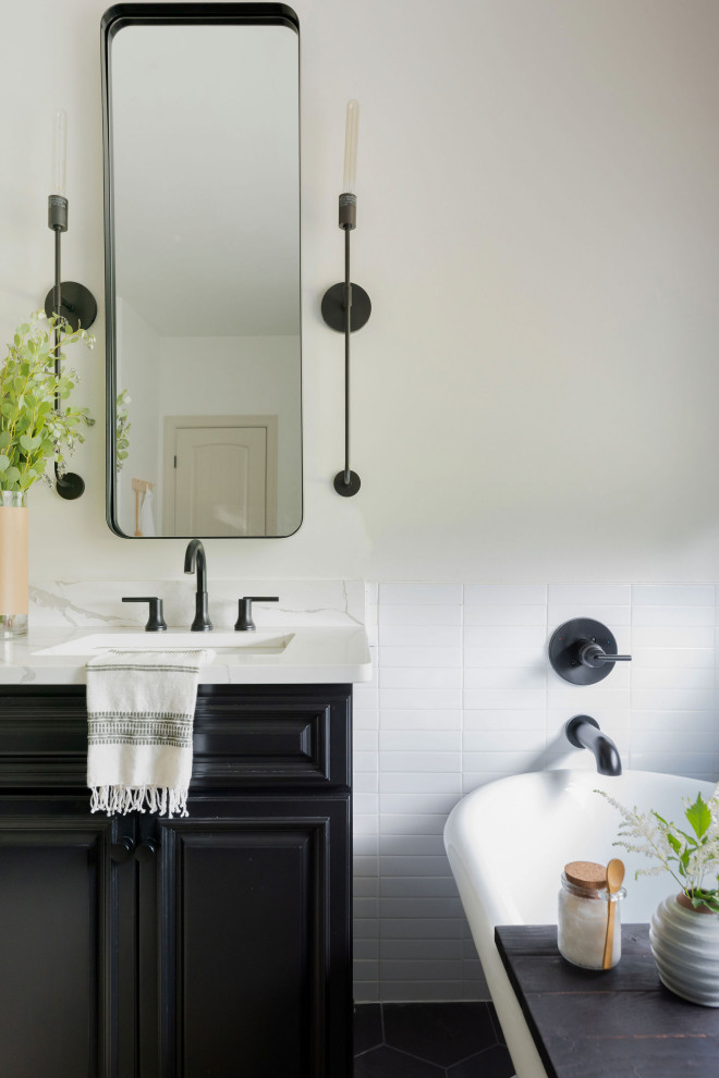 Inspiration för ett funkis vit vitt en-suite badrum, med svarta skåp, ett badkar med tassar, en öppen dusch, vit kakel, keramikplattor, vita väggar, ett undermonterad handfat, bänkskiva i kvarts, svart golv och dusch med gångjärnsdörr