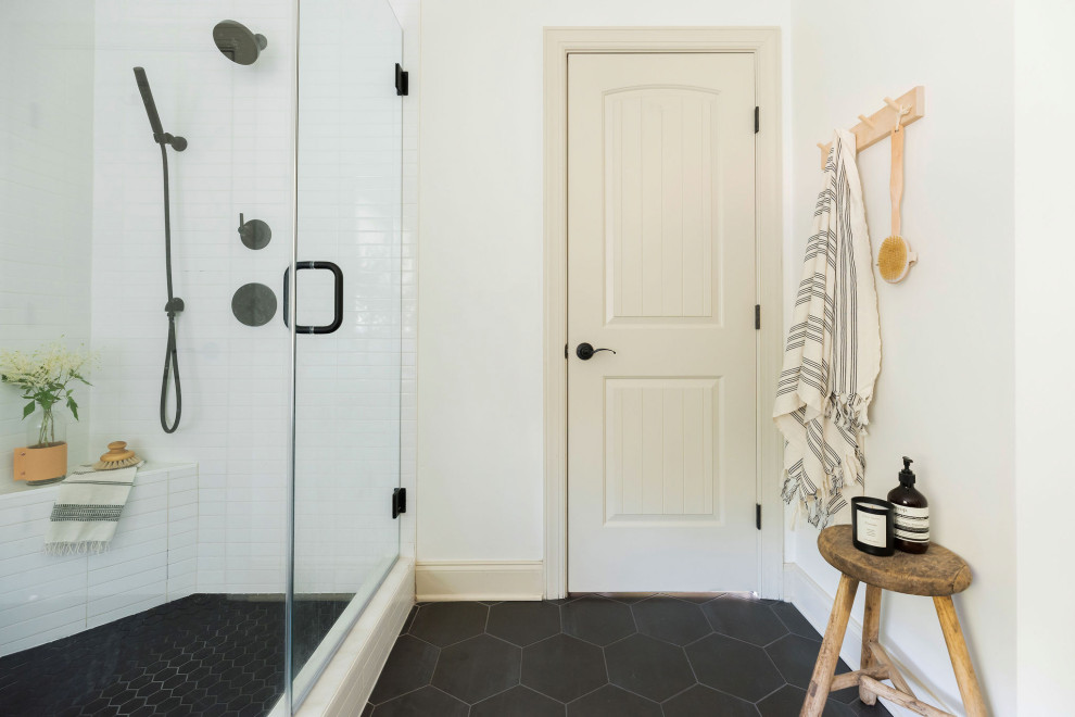 Пример оригинального дизайна: главная ванная комната в стиле модернизм с черными фасадами, ванной на ножках, открытым душем, белой плиткой, керамической плиткой, белыми стенами, врезной раковиной, столешницей из искусственного кварца, черным полом, душем с распашными дверями, белой столешницей, нишей, тумбой под две раковины и встроенной тумбой