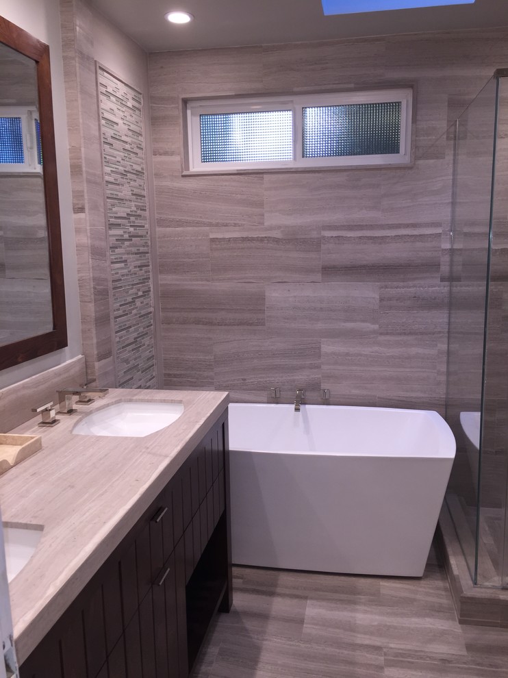 Стильный дизайн: ванная комната среднего размера в стиле неоклассика (современная классика) с столешницей из известняка, отдельно стоящей ванной, угловым душем, серой плиткой, каменной плиткой и полом из известняка - последний тренд
