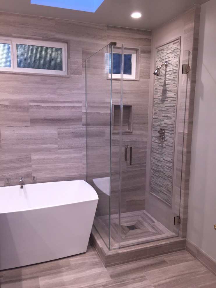 На фото: ванная комната среднего размера в стиле неоклассика (современная классика) с столешницей из известняка, отдельно стоящей ванной, угловым душем, серой плиткой, каменной плиткой и полом из известняка
