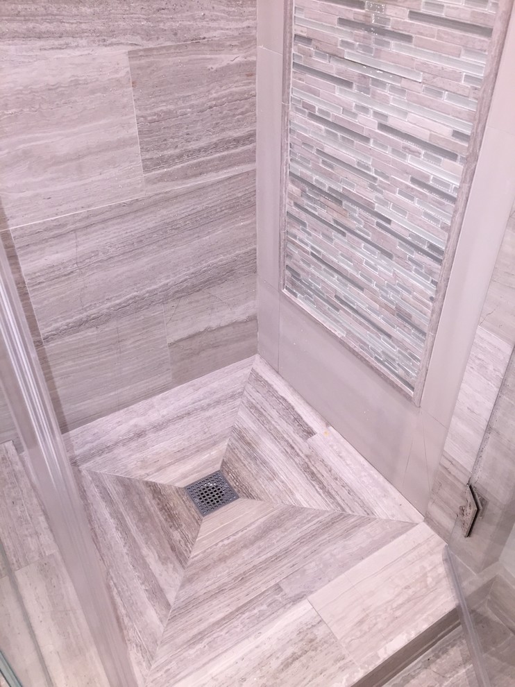 Idee per una stanza da bagno tradizionale di medie dimensioni con top in pietra calcarea, vasca freestanding, doccia ad angolo, piastrelle grigie, piastrelle in pietra e pavimento in pietra calcarea