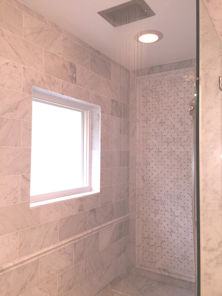 Idee per una grande stanza da bagno padronale tradizionale con top in marmo, vasca sottopiano, doccia aperta, piastrelle bianche, piastrelle in pietra e pavimento in marmo