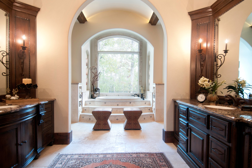 Immagine di una grande stanza da bagno padronale mediterranea con ante in legno bruno e vasca da incasso