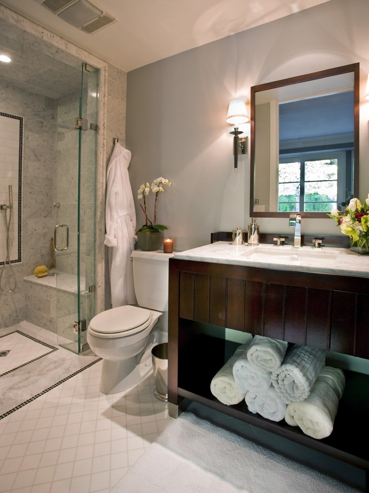 Стильный дизайн: ванная комната в классическом стиле с врезной раковиной, открытыми фасадами, темными деревянными фасадами, душем в нише, раздельным унитазом и серой плиткой - последний тренд