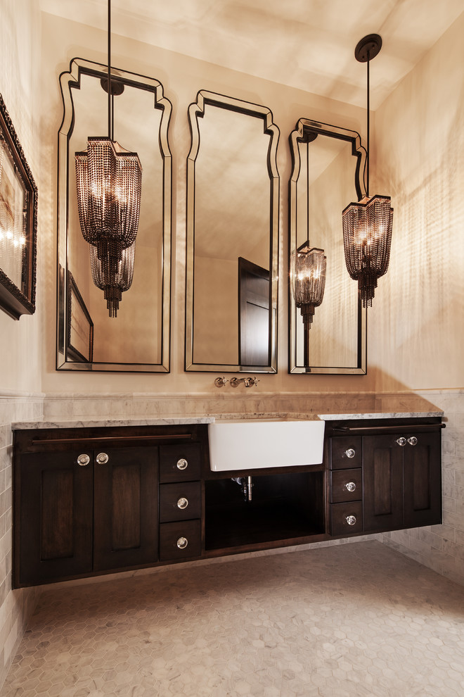 Imagen de cuarto de baño actual con lavabo bajoencimera, armarios estilo shaker, puertas de armario de madera en tonos medios, paredes beige y suelo con mosaicos de baldosas