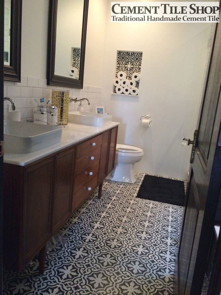 Badezimmer mit hellbraunen Holzschränken und Marmor-Waschbecken/Waschtisch in Los Angeles