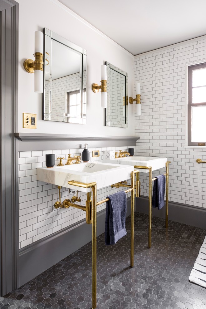 Стильный дизайн: ванная комната в стиле неоклассика (современная классика) с белой плиткой, плиткой кабанчик, белыми стенами, полом из мозаичной плитки, консольной раковиной и серым полом - последний тренд