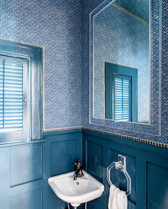 Modelo de cuarto de baño tradicional renovado de tamaño medio con paredes azules, aseo y ducha y lavabo suspendido