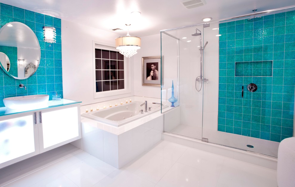 ニューヨークにあるコンテンポラリースタイルのおしゃれな浴室 (ダブルシャワー、ベッセル式洗面器、白い床、ガラス扉のキャビネット、白いキャビネット、青いタイル、ガラスタイル、白い壁、リノリウムの床、ガラスの洗面台) の写真
