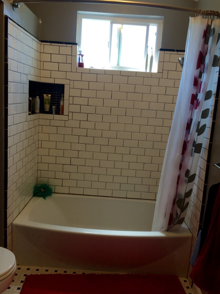 Klassisches Badezimmer mit Badewanne in Nische, Duschbadewanne, weißen Fliesen und Porzellanfliesen in Sacramento